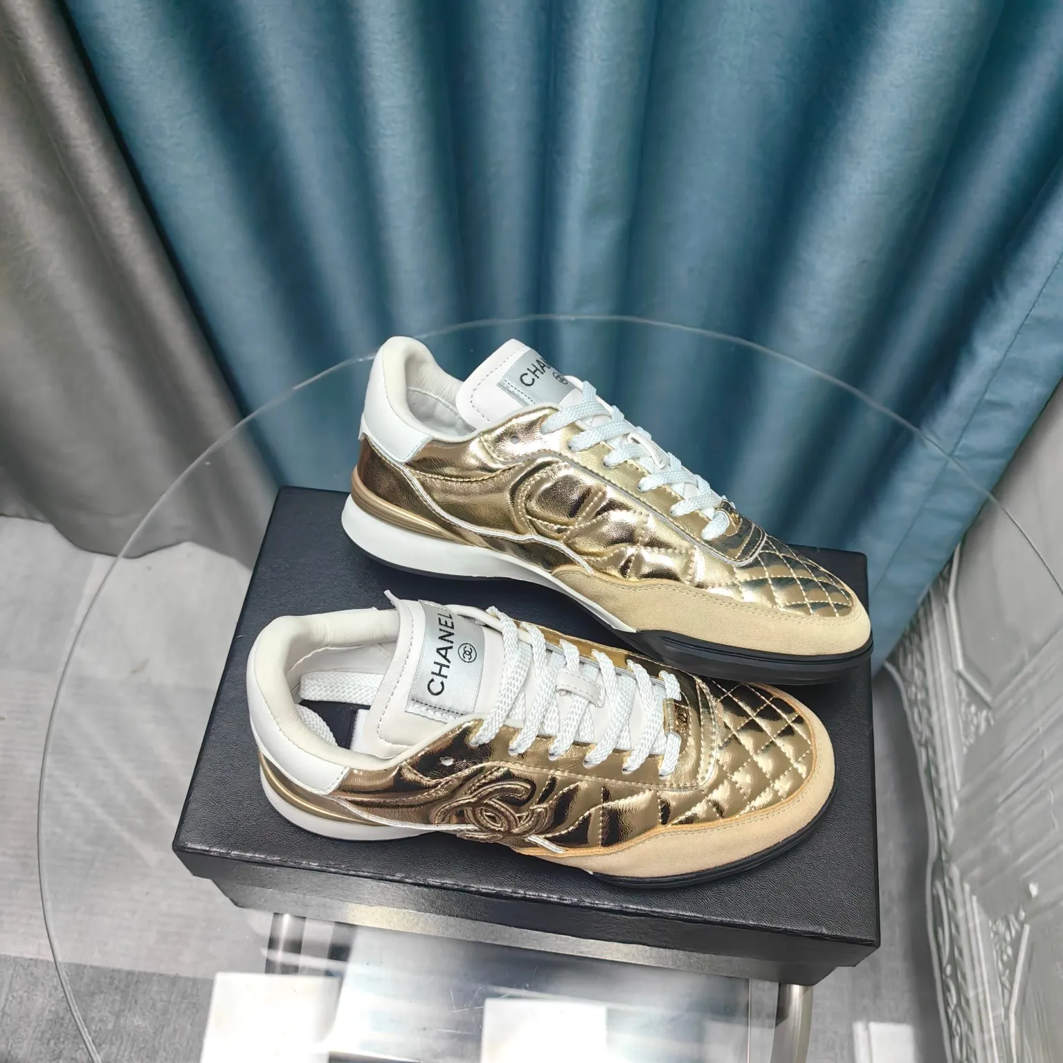 👟👟Ex-factory price 520👟👟 Chanel Chanel - 2024 counter top casual sports shoes This classic design; the upper is electro-embroidered with a variety of techniques; the outsole is fashionable and sporty; it is unusual to incorporate a variety of color matching elements... The diversified mix and match is very beautiful and versatile, casual, fashionable, sports and outdoor can be taken into account... ꫛꫀꪝ Go➫ Material: ❶Upper made of: Original imported mixed-breed sheep ❷Inside made of: original imported breathable sheepskin ❸Outsole based on: original TPU outsole Full set of boutique packaging for women 35–41